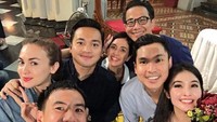 Sandra dan Harvey saat melakukan gladi resik pada Katedral Jakarta bersama sahabatnya, seperti Daniel Mananta, Rianty Catwright serta Delon. (Dok. Instagram/sandradewi88)