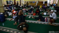 Mereka memilih masjid sebagai tempat beristirahat sebelum melakukan aksi demo.