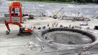 Para pekerja dan alat berat mengerjakan pembangunan PLTA Jatigede.