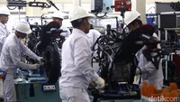 Selanjutnya para pekerja melakukan penyusunan tiap item suku cadang.