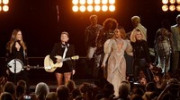 Bersama trio tersebut, Beyonce tampil membawakan lagu Daddy Lessons dari album terbarunya, Lemonade. Rick Diamond/Getty Images/detikFoto.