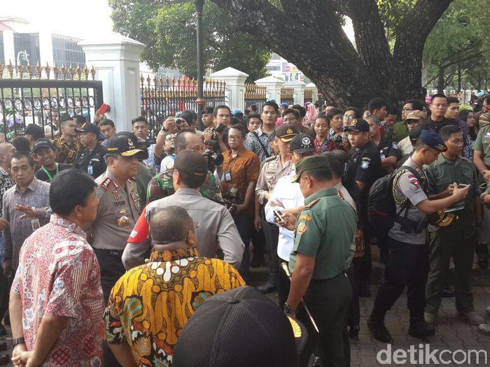 Tunggu di Pagar Istana, Perwakilan Demo 4 November Bersiap Masuk