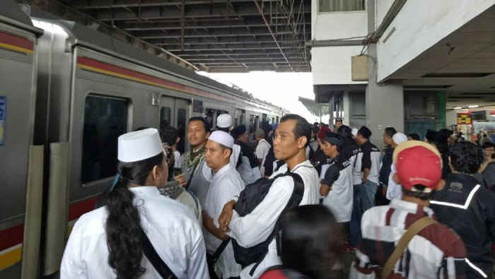 Massa Pendemo 4 November Bergerak dari Stasiun Depok Baru dengan KRL