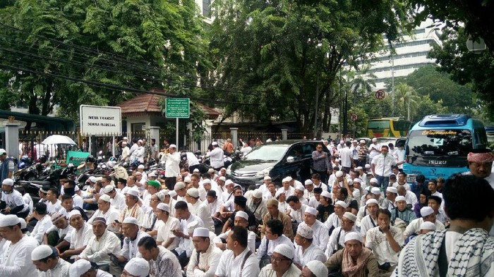 Demonstran 4 November Salat Jumat di Masjid BI, Luber Hingga Jalan