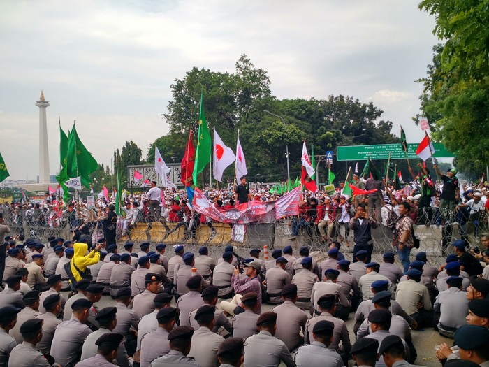 Brimob Asmaul Husna Sambut Demo di Depan istana