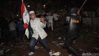 Polisi berusaha memukul mundur demonstran.