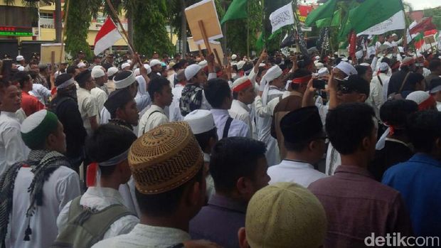 Demo 4 November di Pekanbaru, Massa Geruduk Mapolda Riau