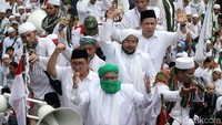 Fahri dan Fadli sama-sama pernah menghadiri aksi 4 November 2016 atau dikenal sebagai aksi 411. Sama-sama memakai baju koko putih, keduanya berorasi di atas mobil komando. (Foto: detikcom)