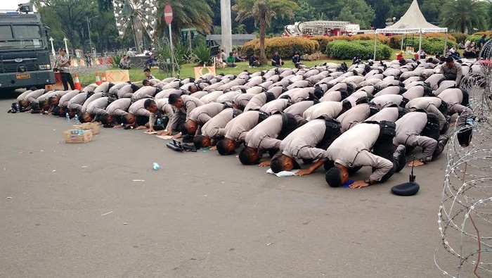 Khusyuknya Salat Jumat Polisi dan Pendemo 4 November di Monas