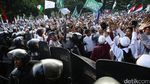 Massa FPI Bentengi Polisi dari Massa HMI