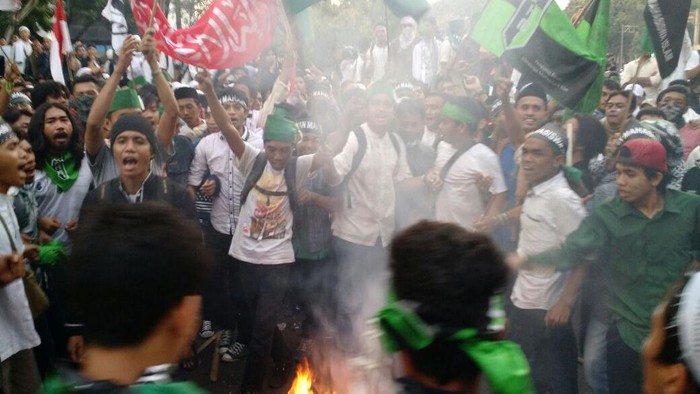 Massa Berbendera HMI Bakar Ban di Depan Istana