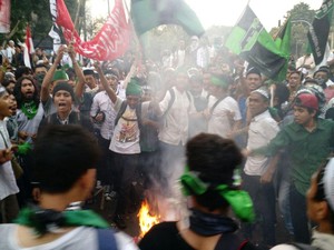 Massa Berbendera HMI Bakar Ban di Depan Istana