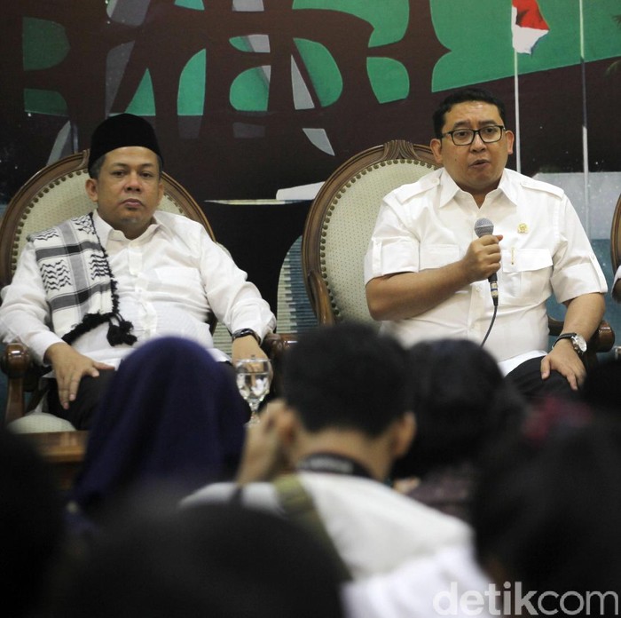 Dua Wakil Ketua DPR Fadli Zon dan Fahri Hamzah akan ikut demo hari ini. Rencananya mereka akan berangkat dari Masjid Istiqlal setelah salat Jumat.