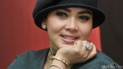 Mevvah! Syahrini dan Perhiasan di Tubuhnya