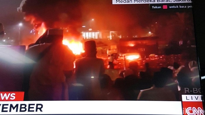 Dua Truk Polisi Dibakar Massa di Depan Istana