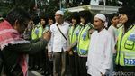 Senyum Sumringah Polwan Teduhkan Suasana Demo
