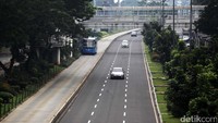 Jalan Sudirman terlihat sepi.
