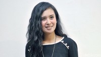 Ia juga melengkapi penampilannya itu dengan kalung. Pool/Noel/detikFoto.