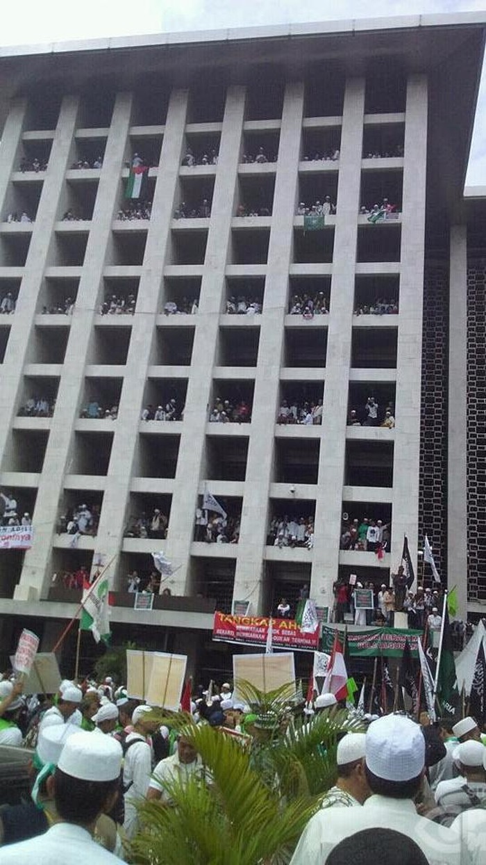 Masjid Istiqlal Disesaki Pendemo 4 November, Ada yang Bawa Bendera Palestina