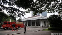 Mobil pemadam kebakaran juga disiagakan di Balai Kota DKI Jakarta.