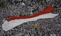Para pendemo terus mengarak bendera.