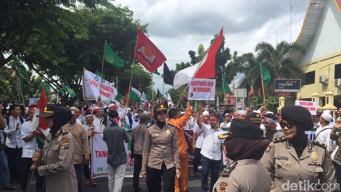 Demo 4 November di Pekanbaru, Massa Geruduk Mapolda Riau