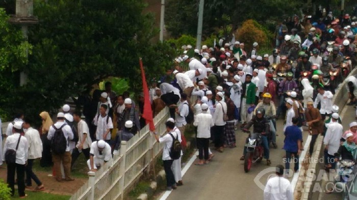 Massa Demo 4 November Makin Banyak, Menyeberang Jl Juanda Menuju Istiqlal