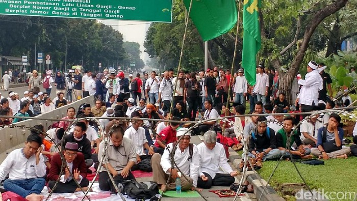 Ahmad Dhani Ikut Salat Jumat Bareng Pendemo