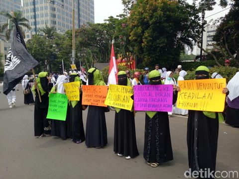  Pendemo 4 November padati Bundaran Patung Kuda, Jl Medan Merdeka Barat, Jakpus, Jumat (4/11/2016)