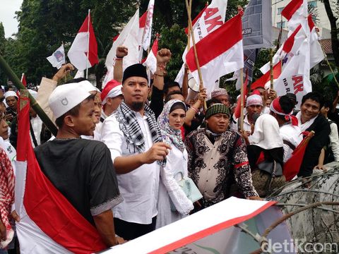 Ikut Demo 4 November, Mulan Jameela Stylish Pakai Tas Prada 19 Juta