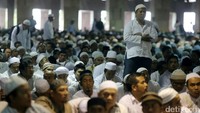 Suasana Masjid Istiqlal, jamaah laki-laki, terlihat hening. Ribuan orang membaca Al Quran, berzikir dalam suara pelan. Ada juga yang Salat sunah dan beristirahat untuk persiapan demo usai Salat Jumat.
