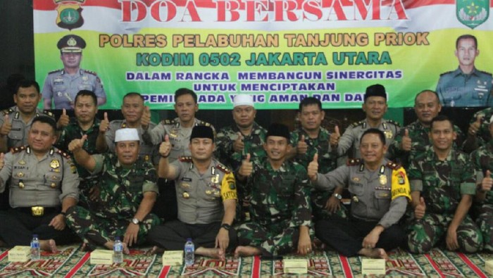 Polisi-TNI di Pelabuhan Tanjung Priok Doa Bersama untuk Keamanan Demo Besok