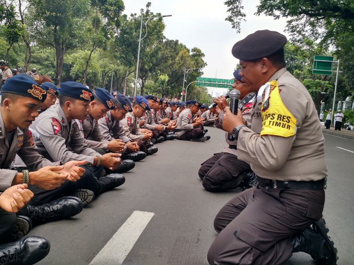 499 Personel Brimob Lantunkan Asmaul Husna Sambut Pendemo di Depan Istana