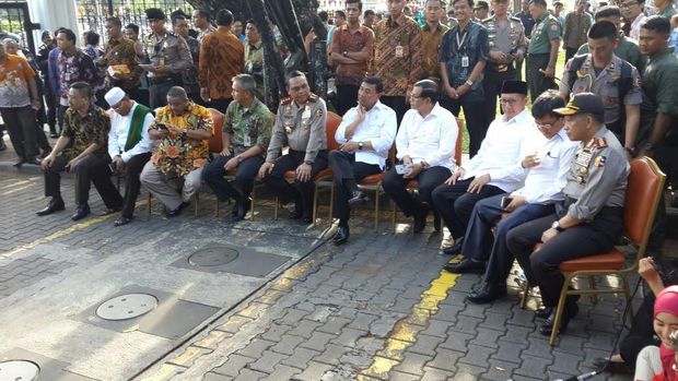 Menkopolhukam Wirantao Saat Menunggu Perwakilan Pendemo/M Iqbal