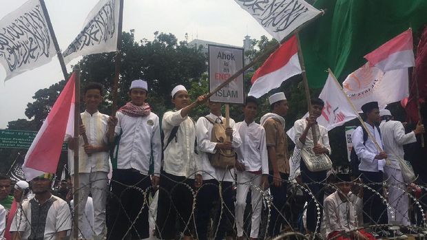  Bocah dan Para Remaja Ini Ikut Demo 4 November di Depan Istana