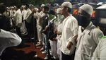 Massa FPI Bentengi Polisi dari Massa HMI