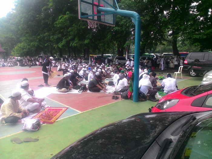 Istiqlal Penuh Sesak, Lapangan Banteng Jadi Lokasi Pendemo Salat Jumat
