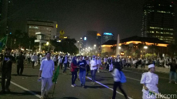 Pendemo Bertahan di Patung Kuda,  tapi Ada yang Bergerak ke Arah Istana