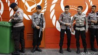 Sejumlah Bromob nampak berjaga dengan persenjataan lengkap.
