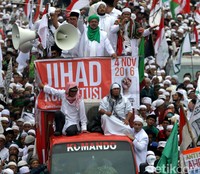 Mobil yang membawa Habib Rizieq, Fahri Hamzah dan Fadli Zon melintas di tengah-tengah lautan massa.