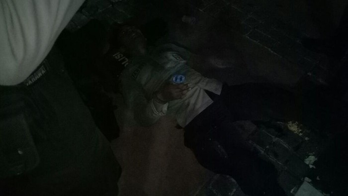 Bentrokan di Depan Istana, Seorang Polisi Terkapar