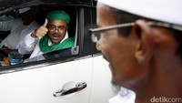 Habib Rizieq berangkar dari Markas Besar (Mabes) Front Pembela Islam (FPI), Petamburan III, Jakarta Barat.