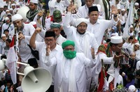 Fadli dan Fahri juga sempat turun ke Aksi Bela Islam 212. Tampak Fadli dan Fahri naik mobil komando bersama Imam Besar FPI Habib Rizieq (Foto: Agung Pambudhy/detikcom)