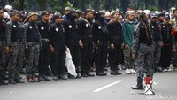 Laskar Mujahidin merapatkan barisan di depan Istana, Jumat (4/11/2016).