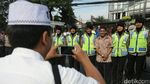 Senyum Sumringah Polwan Teduhkan Suasana Demo