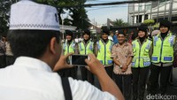 Mereka juga tak ragu untuk dimintai berfoto bersama.