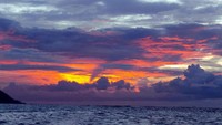 Perlahan tapi pasti, Sang Surya akhirnya kembali ke peraduannya. Menyisakan lukisan cahaya di langit Raja Ampat yang mempesona. Indah!  (Wahyu/detikTravel)