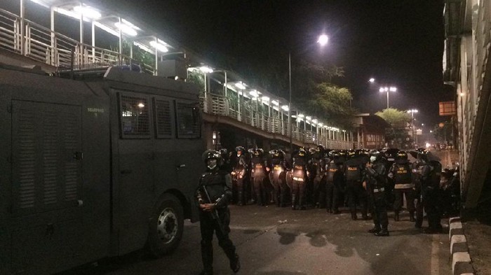 Bubarkan Massa di Penjaringan, Polisi Ditimpuki Batu