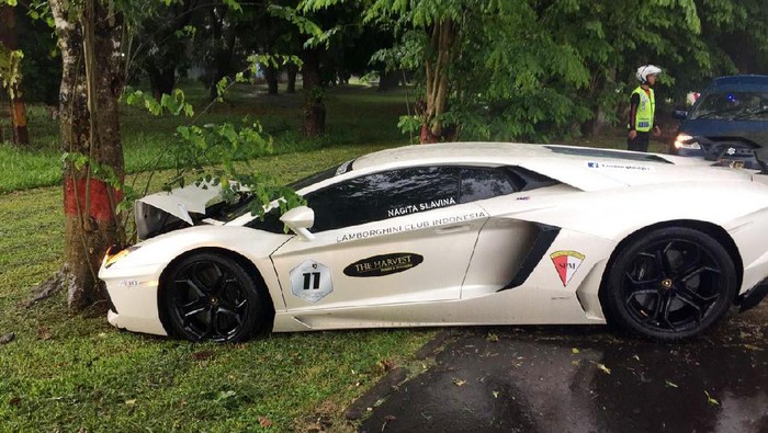 Kecelakaan, Mobil Lamborghini Raffi Ahmad Hancur