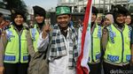 Senyum Sumringah Polwan Teduhkan Suasana Demo